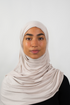 Cremefarbener Hijab aus weichem Stoff, getragen von einer Frau – Produktbild im Online-Shop.