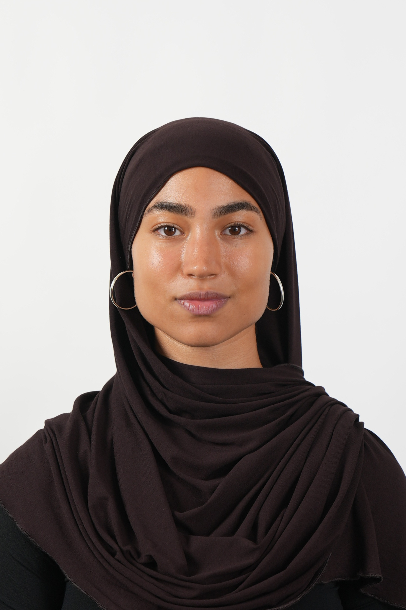 Brauner Hijab aus weichem Stoff, getragen von einer Frau – Produktbild im Online-Shop.