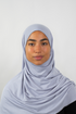 Grauer Hijab aus weichem Stoff, getragen von einer Frau – Produktbild im Online-Shop.