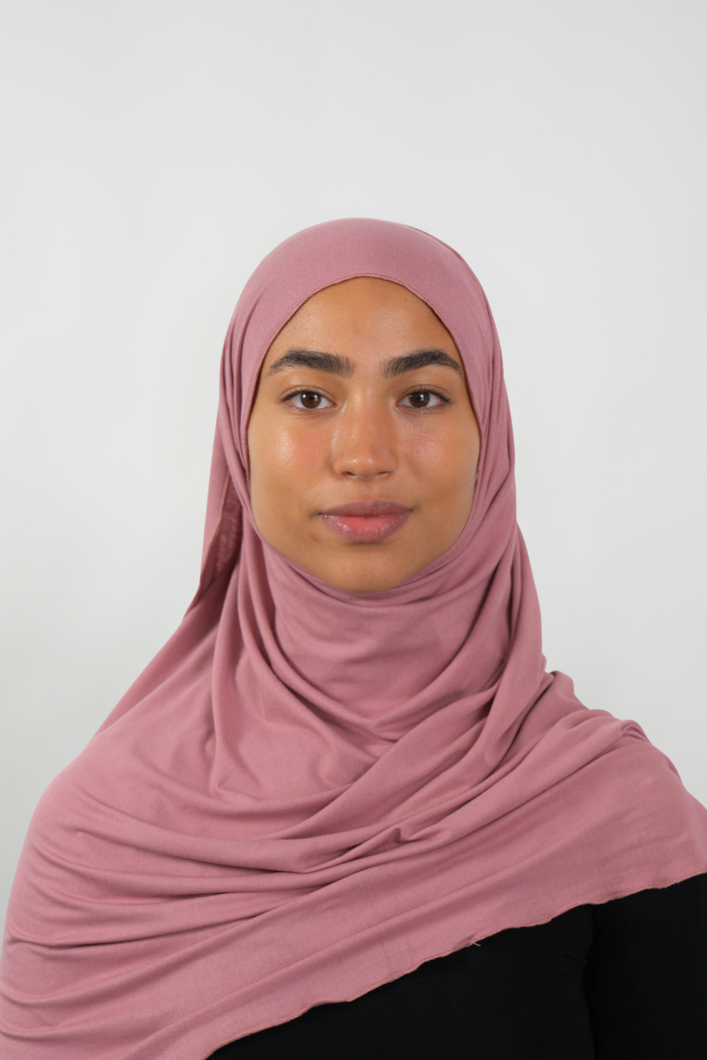 Roséfarbener Hijab aus weichem Stoff, getragen von einer Frau – Produktbild im Online-Shop.