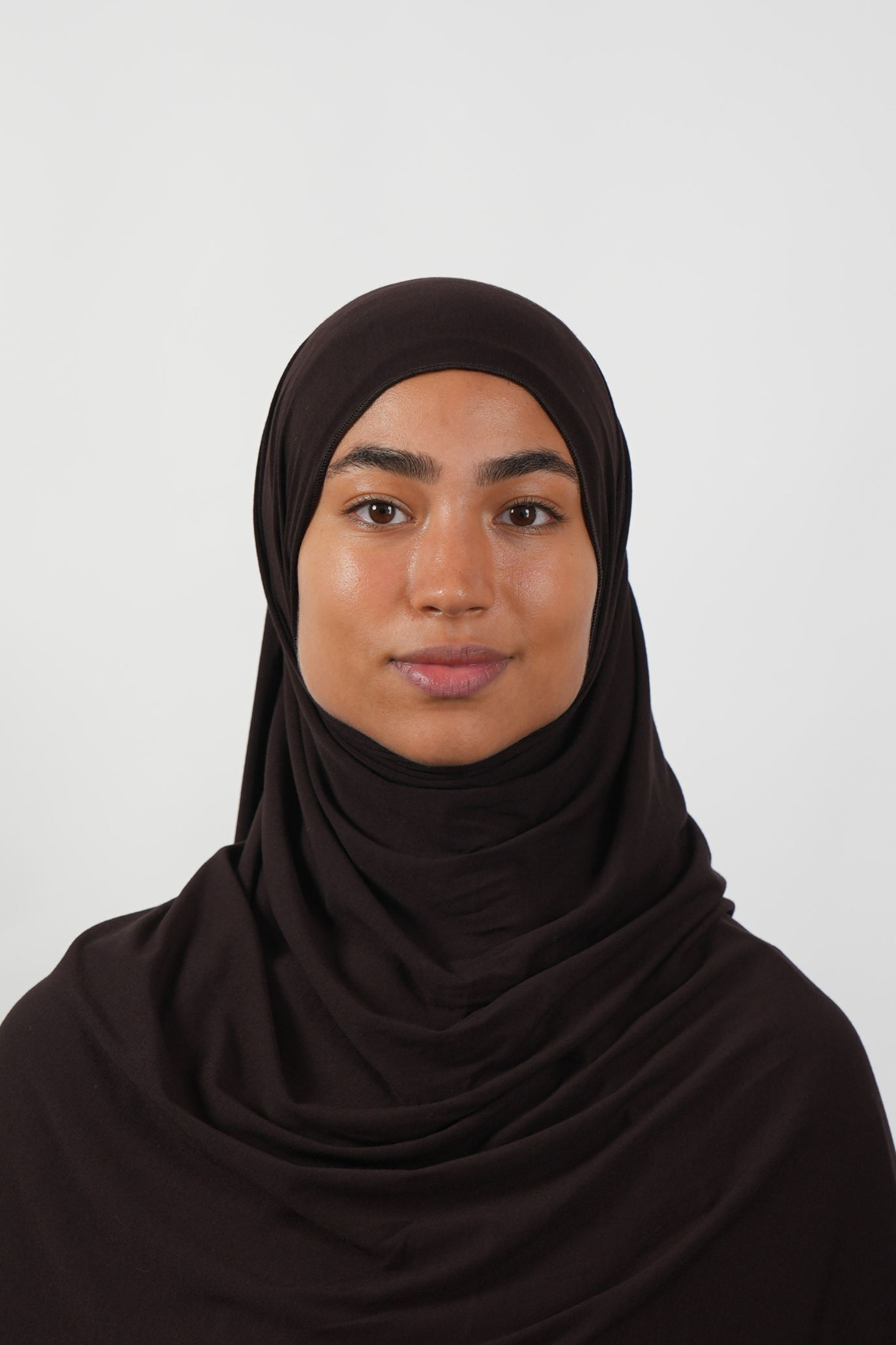 Brauner Hijab aus weichem Stoff, getragen von einer Frau – Produktbild im Online-Shop.