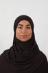 Brauner Hijab aus weichem Stoff, getragen von einer Frau – Produktbild im Online-Shop.