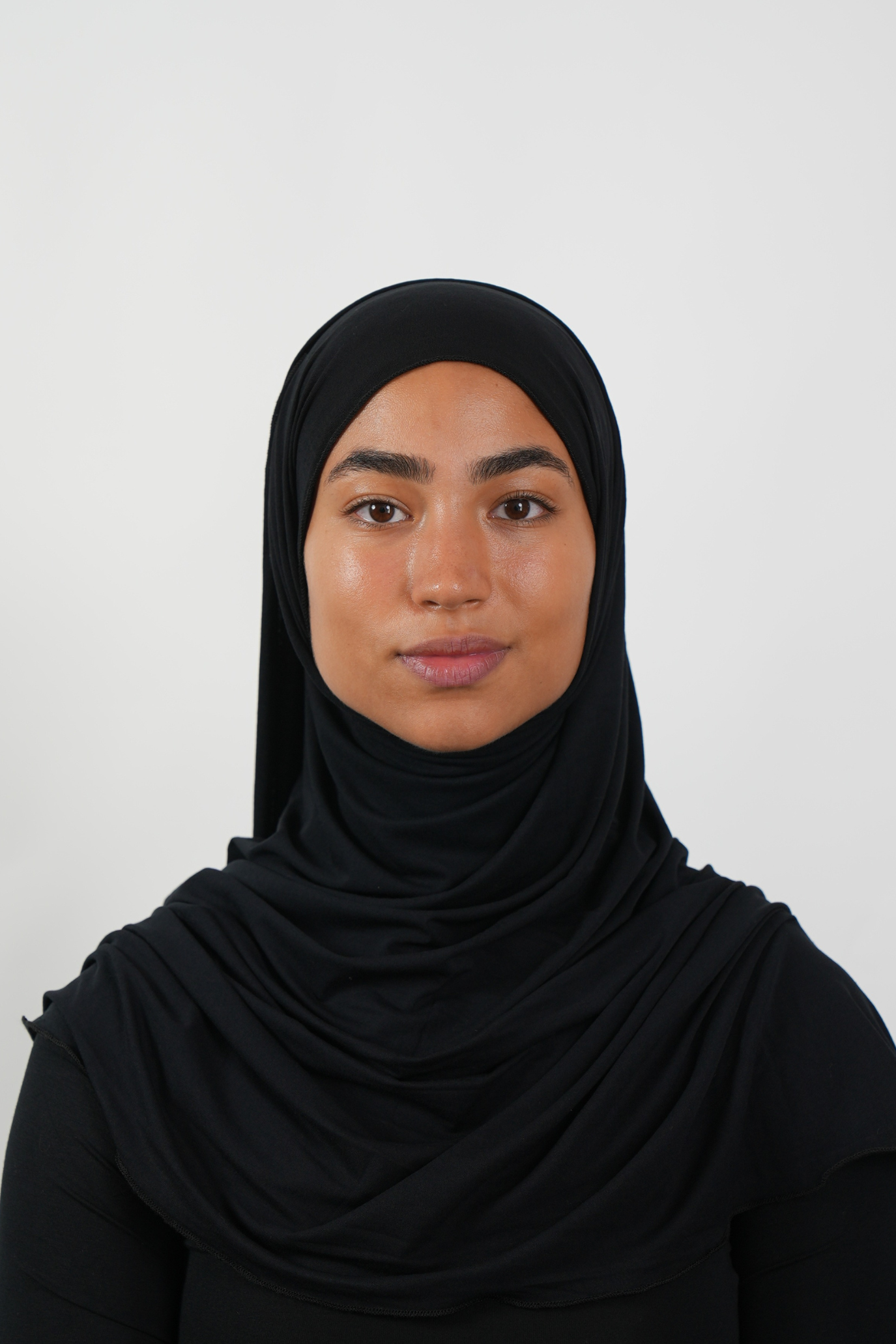 Schwarzer Hijab aus weichem Stoff, getragen von einer Frau – Produktbild im Online-Shop.