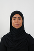 Schwarzer Hijab aus weichem Stoff, getragen von einer Frau – Produktbild im Online-Shop.