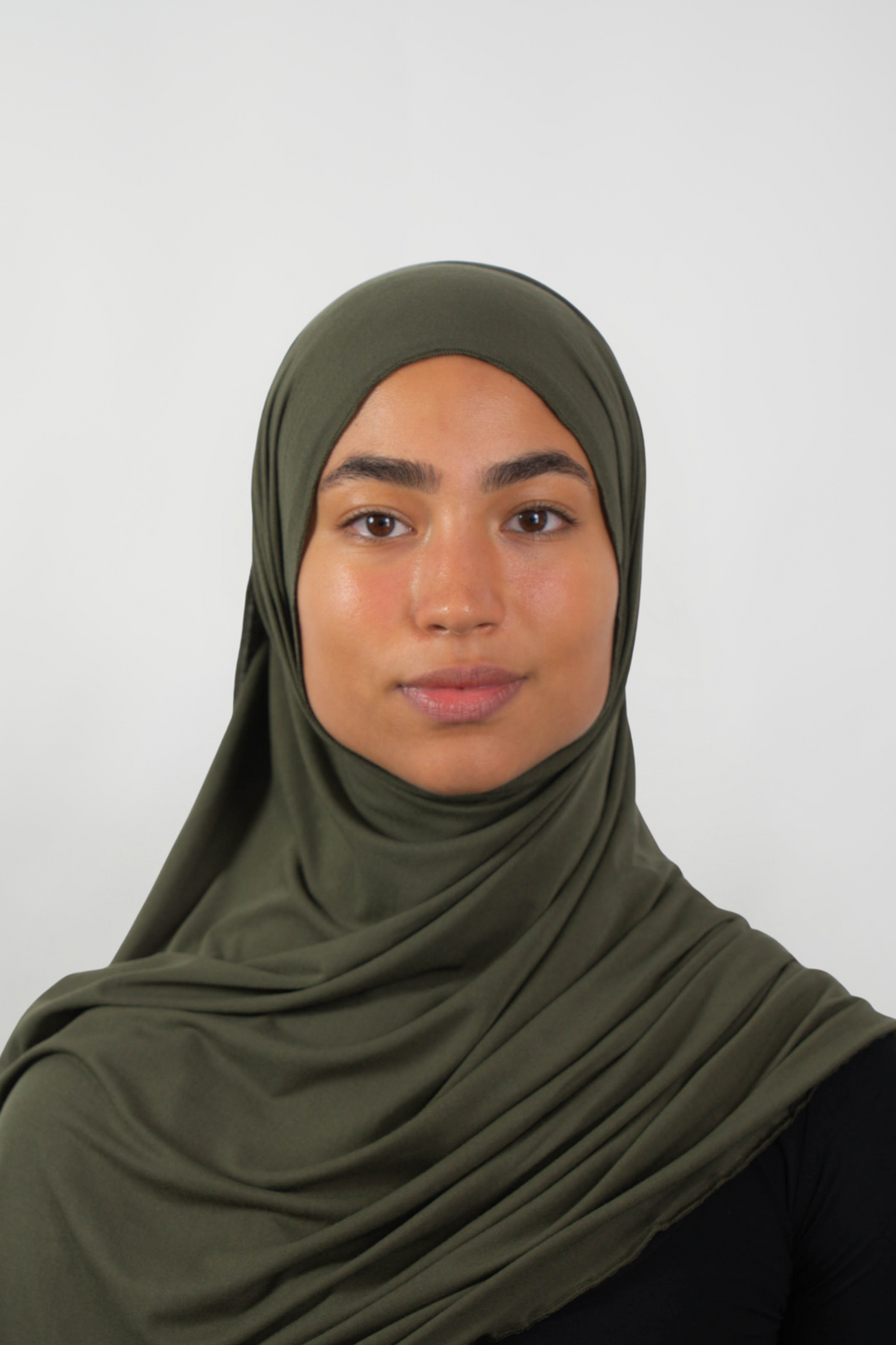 Olivfarbener Hijab aus weichem Stoff, getragen von einer Frau – Produktbild im Online-Shop.