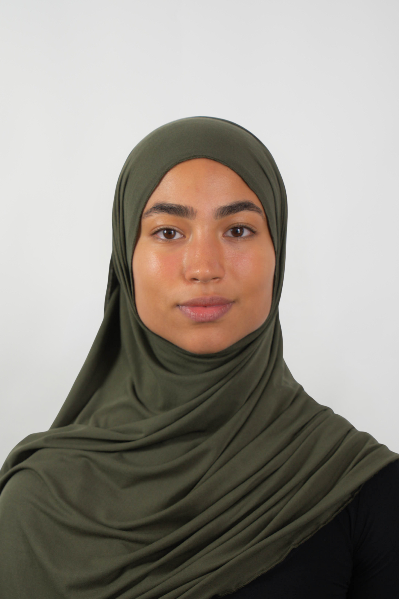 Olivfarbener Hijab aus weichem Stoff, getragen von einer Frau – Produktbild im Online-Shop.