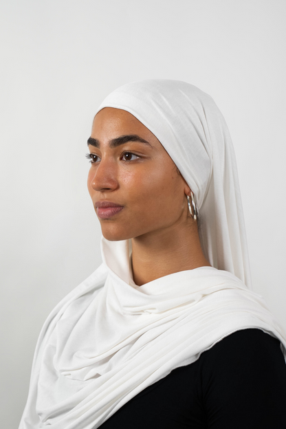 Weißer Hijab aus weichem Stoff, seitliche Ansicht getragen von einer Frau – Produktbild im Online-Shop.