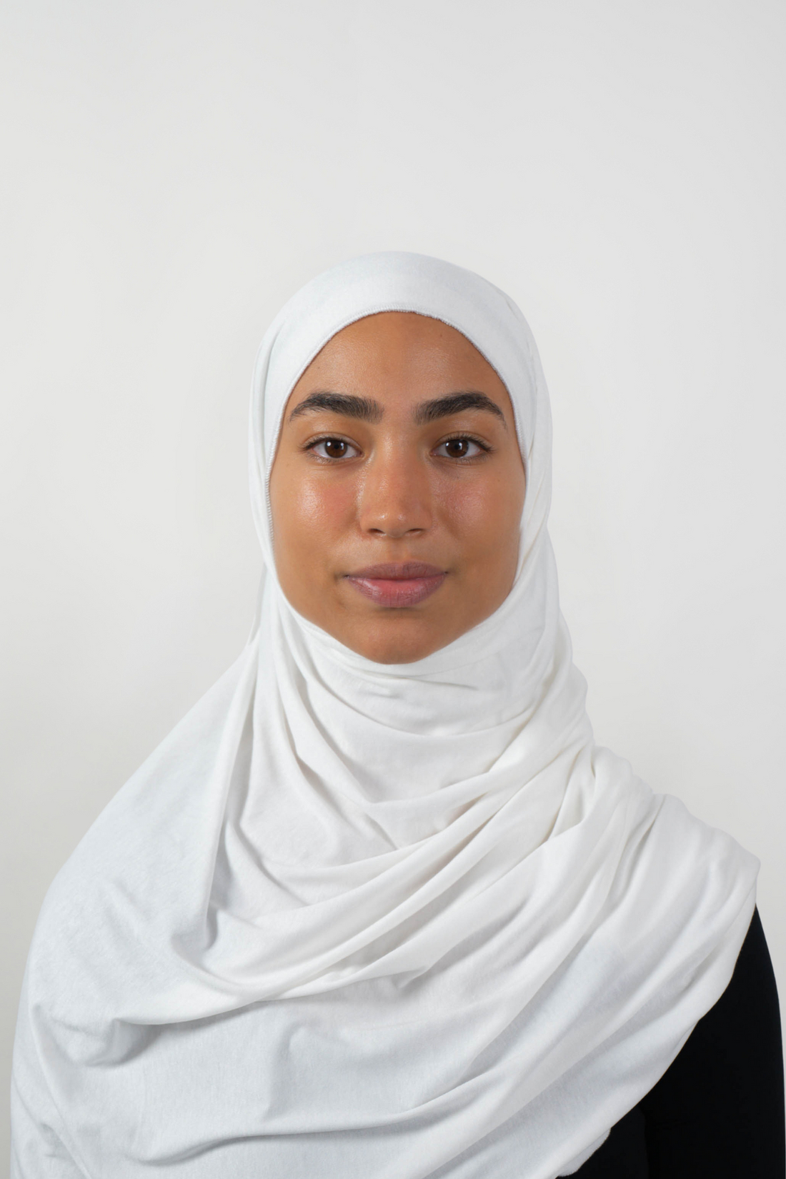 Weißer Hijab aus weichem Stoff, getragen von einer Frau – Produktbild im Online-Shop.