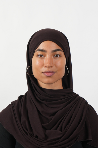 Brauner Hijab aus weichem Stoff, getragen von einer Frau – Produktbild im Online-Shop.
