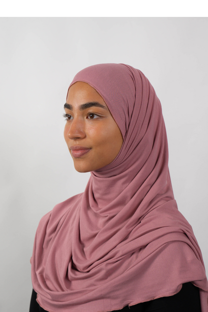 Roséfarbener Hijab aus weichem Stoff, seitliche Ansicht getragen von einer Frau – Produktbild im Online-Shop.
