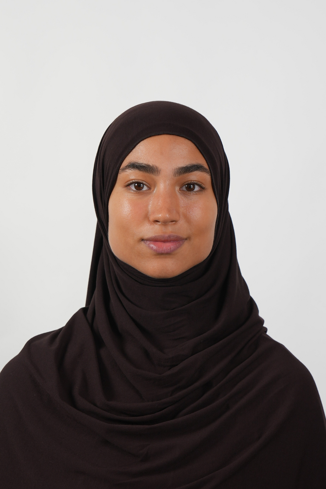 Brauner Hijab aus weichem Stoff, getragen von einer Frau – Produktbild im Online-Shop.
