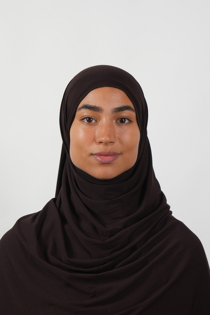 Brauner Hijab aus weichem Stoff, getragen von einer Frau – Produktbild im Online-Shop.