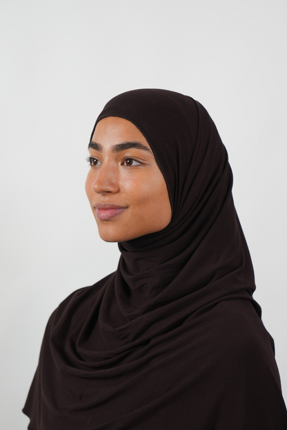 Brauner Hijab aus weichem Stoff, seitliche Ansicht getragen von einer Frau – Produktbild im Online-Shop.