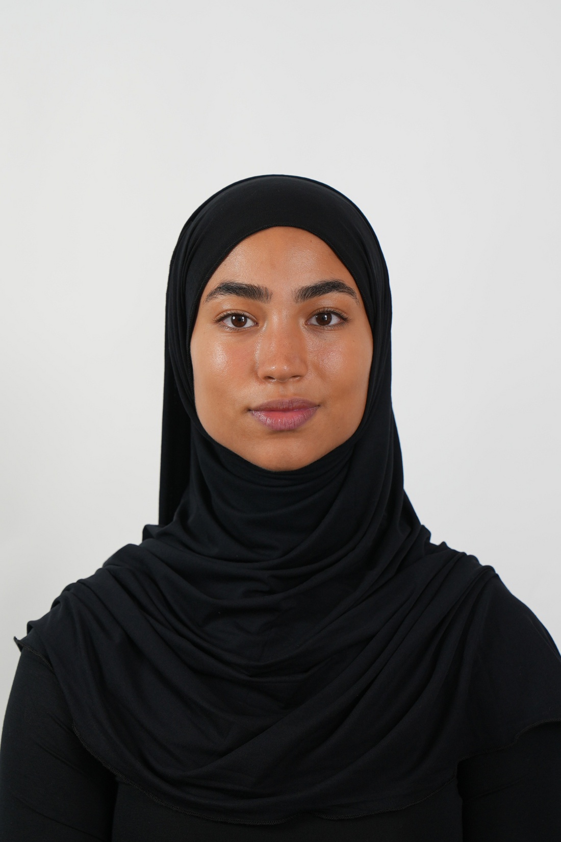 Schwarzer Hijab aus weichem Stoff, getragen von einer Frau – Produktbild im Online-Shop.