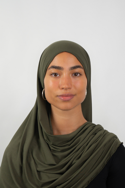 Olivfarbener Hijab aus weichem Stoff, getragen von einer Frau – Produktbild im Online-Shop.
