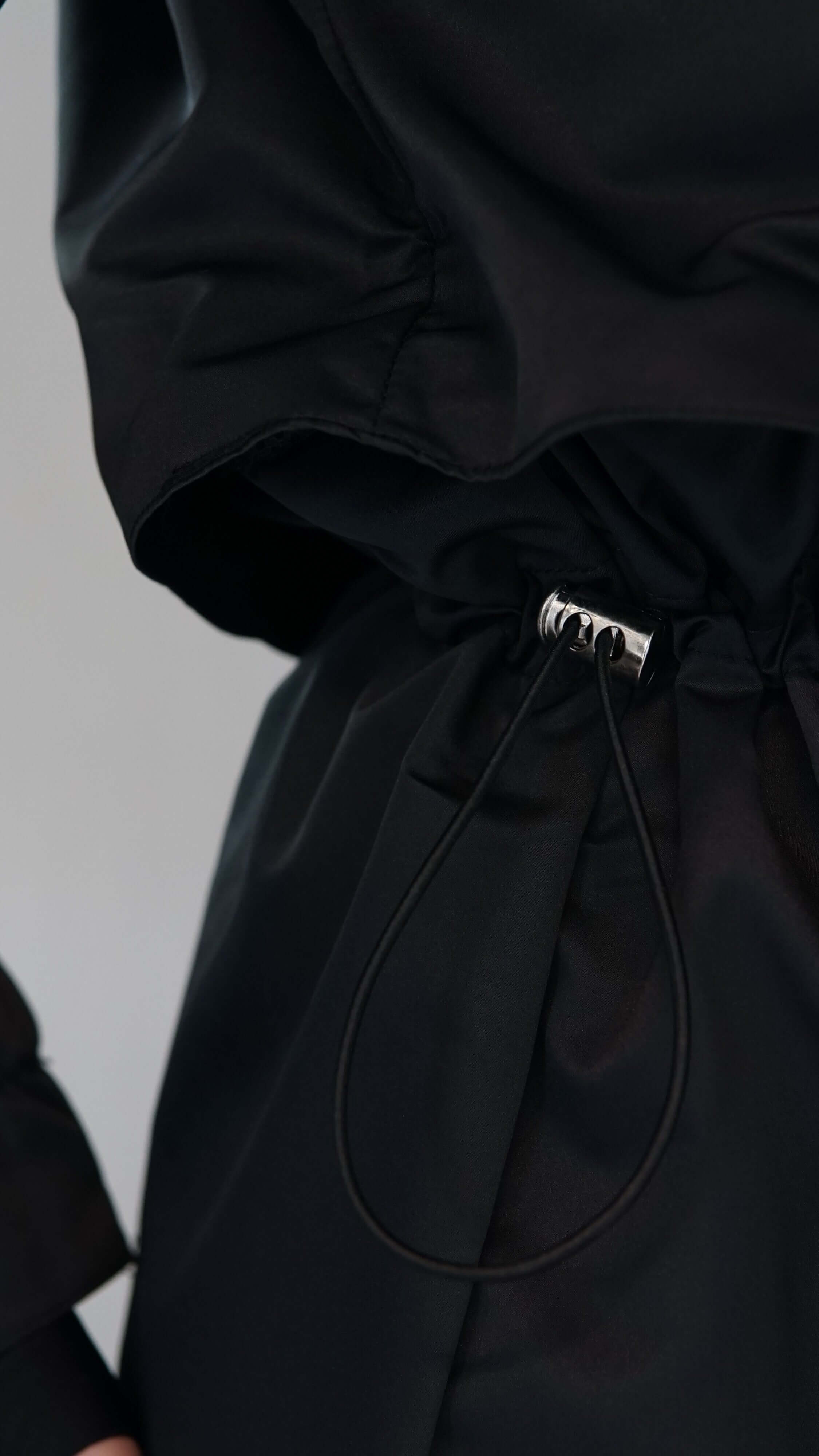 Close-up of Bade-Tunika's adjustable drawstring detail, showcasing modern design and comfort-focused features.