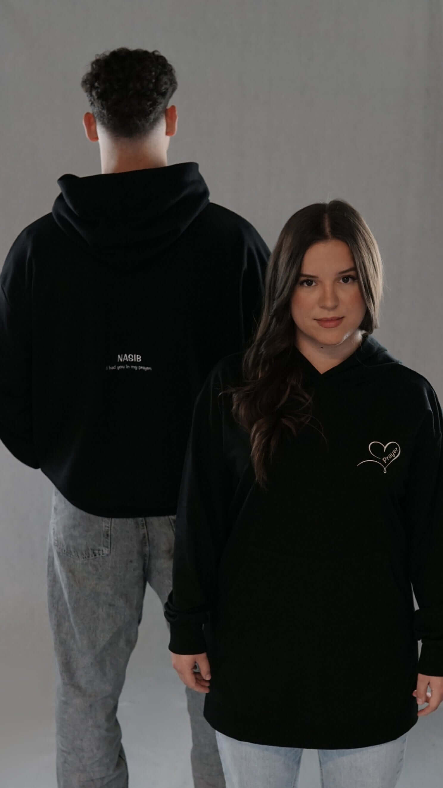 Pärchenhoddie Nasib für Herren, Oversize-Design in Schwarz, zwei Personen tragen stylische Partner-Hoodies.