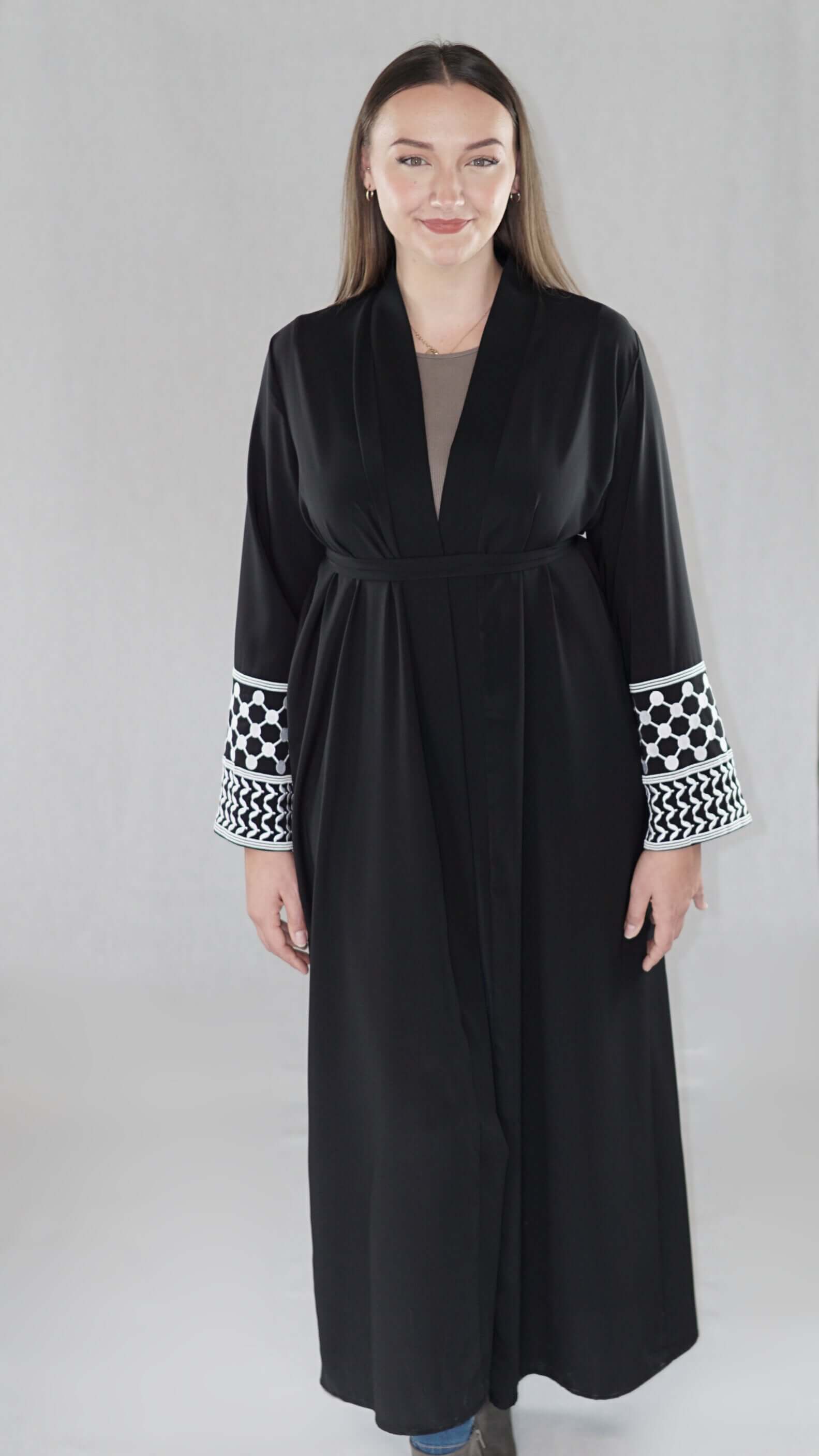 Schwarze Abaya mit traditionellem palästinensischem Design und detaillierten, gemusterten Ärmeln.